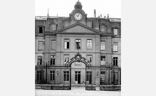 École Normale Supérieure des Jeunes Filles de Sèvres, 1936. Postcard retrieved from Wikemedia commons.
