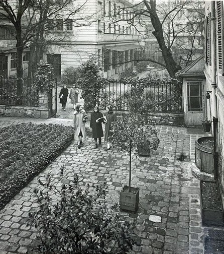 Smith students in Reid Hall's courtyard, 1949. Smith Archives