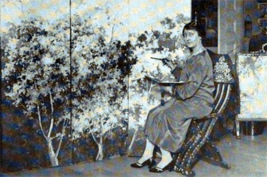 Blondelle Malone painting an Orientalist screen in her Beekman Place, New York studio, 1920s. Enigma, p. 117