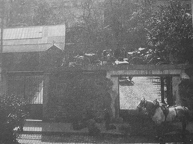 Photograph of the 5 rue de la Grande Chaumière entrance, 1890s. Note that horses and buggies entered in the back garden. Crombie, 1998, p. 52 Photograph of the 5 rue de la Grande Chaumière entrance, 1890s. Note that horses and buggies entered in the back garden. Crombie