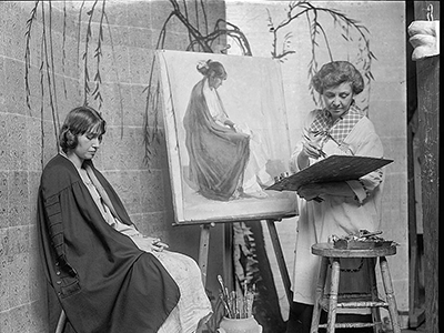 Photograph of Catherine Carter Critcher painting a woman’s portrait on January 23, 1923. National Photo Company Collection, Library of Congress