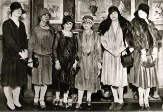 Photo of members of the Detroit Society of Women Painters and Sculptors (DSWPS) – the Garretson Twins are in the center. DSWPS