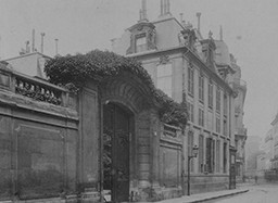Street view of the Hôtel de Broglie, photo by Eugène Atget, Gallica, BnF.fr
