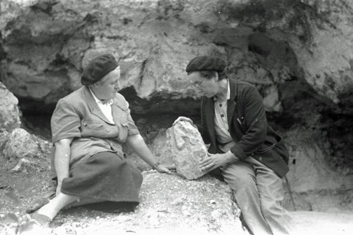 Suzanne de Saint-Mathurin and Dorothy Garrod, Roc-aux-sorciers. 1948. © MAN, Fonds Saint-Mathurin. Archéologie.culture.fr