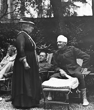 Mrs. Whitelaw Reid & Colonel Gibson A.R.C. commissioner for France visiting wounded American officers in the garden (August, 1918), American National Red Cross Photograph Collection