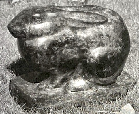 Eugenie Shonnard, "Lapin aux oreilles couchées," 1920s, bronze. Blérancourt Museum