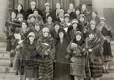 An early group of Smith juniors in Paris, ca. 1920s. Photograph retrieved from the Smith College Archives