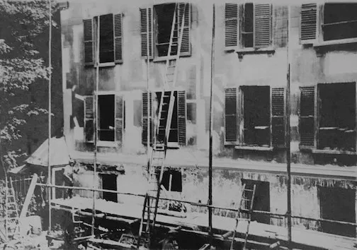 Photograph of the scaffolding on the façade of the right wing of the rue de Chevreuse building. RH archives.