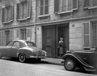 Front door of Reid Hall, 1950s. Photograph retrieved from U.S. National Archives & DVIDs.