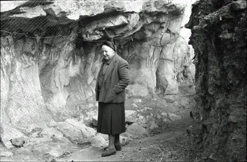 Suzanne de Saint-Mathurin  in front o f the sculpted frieze of the Roc-aux-Sorcier. © MAN, Fonds Saint-Mathurin
