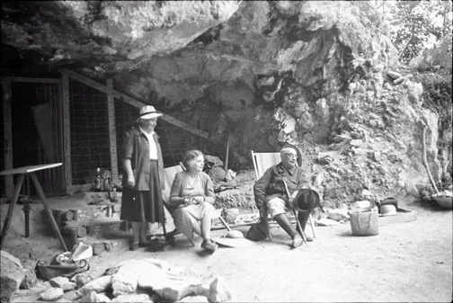 Suzanne de Saint-Mathurin, Mary Boyle, Henri Breuil, n.d. © MAN, Fonds Saint-Mathurin. Archéologie.culture.fr