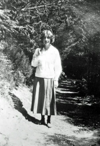 Crystal Ross in France in the 1920s (Charlotte Gmelin Dabney / Family photo- Dallas Morning News)
