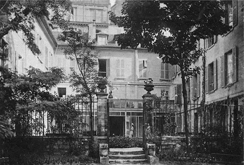 Photograph of the inner courtyard of the Girls' Art Club, c. 1900
