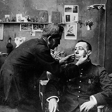 Robert Wlérick with soldier, ca. 1918. Library of Congress