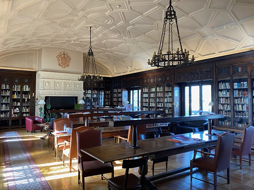 Library of the Foyer International des étudiantes, 2021. Photograph by Biebuyck