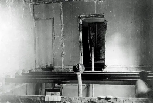 Installation of steel beams to reinforce the floors in the dormers of  the Chevreuse building. Photograph, RH archives.